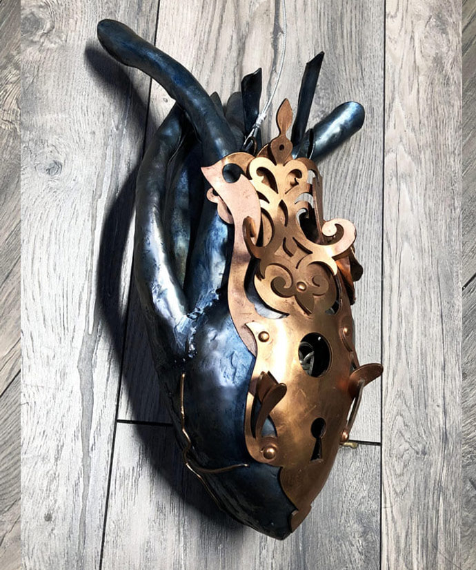 Queens New York metal artist De nadie hearts metal sculpture